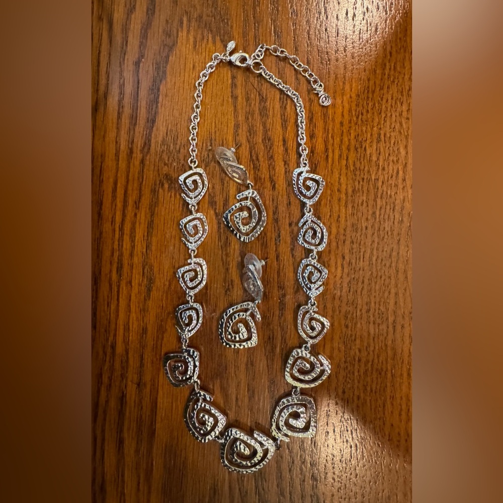 Premier Designs “Vibe” Silver Hammered Abstract Necklace & Earrings Set
